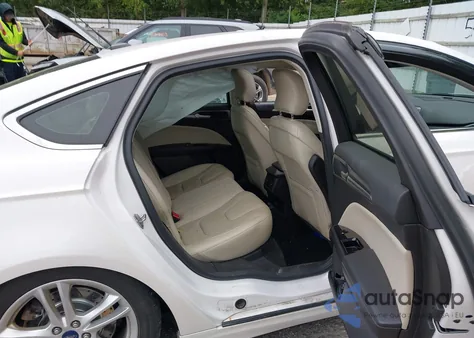 2016 Ford Fusion Energi Titanium z USA, uszkodzony, nr VIN 3FA6P0SUXGR364285